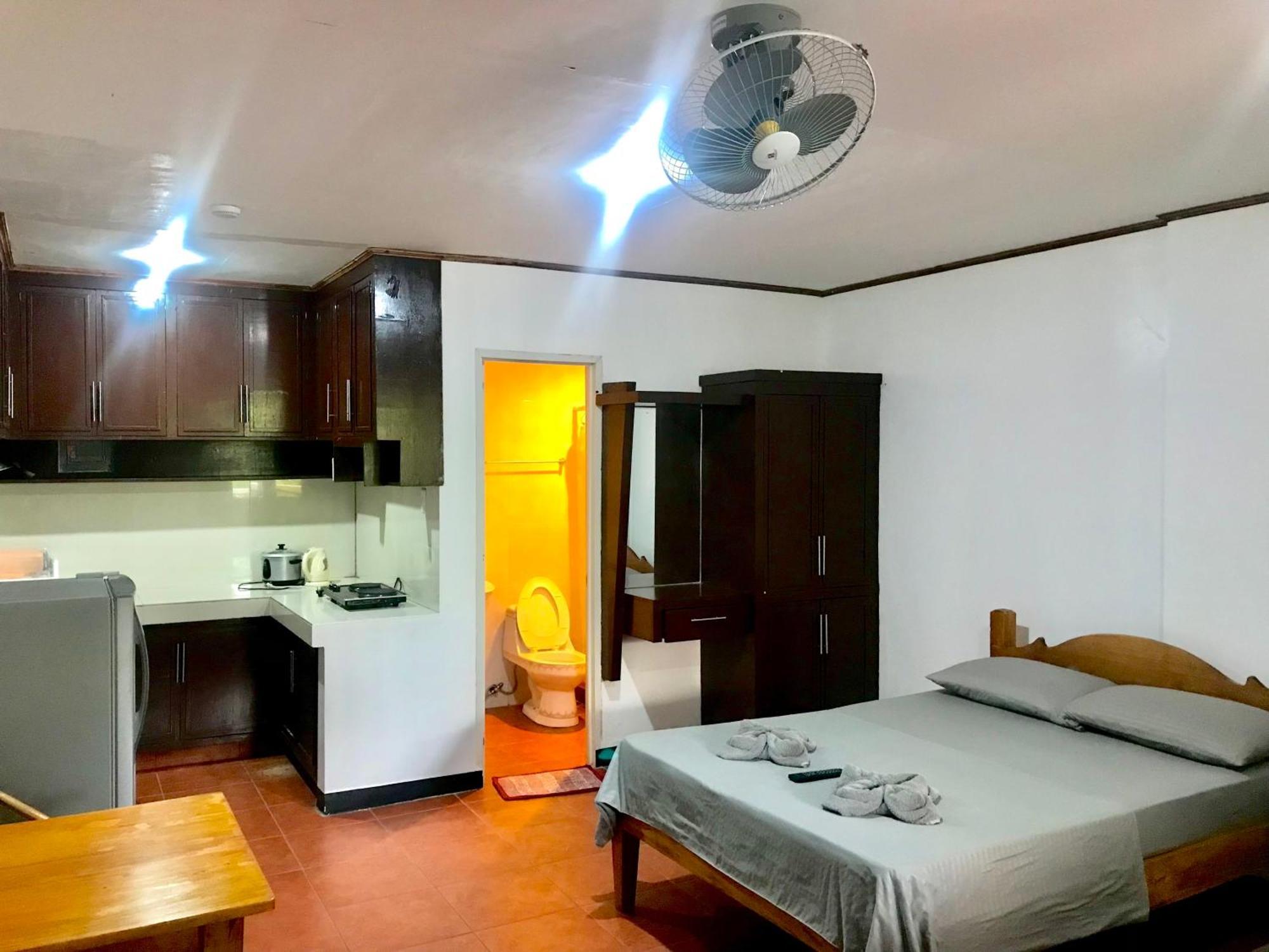 Badladz Staycation Condos Puerto Galera Bagian luar foto